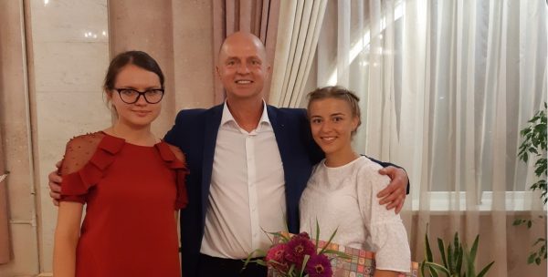 А.Л.Лазуркин с Марией Богдан (репетитор по биологии) и дважды стобалльницей Ульяной Хилькевич