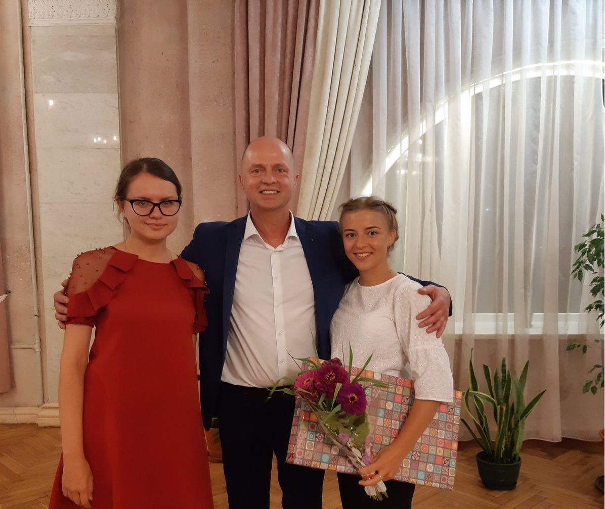 А.Л.Лазуркин с Марией Богдан (репетитор по биологии) и дважды стобалльницей Ульяной Хилькевич